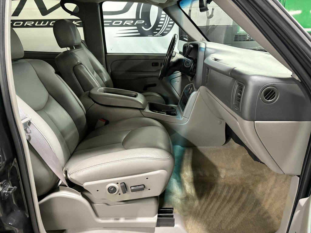 2004 GMC Yukon Image 17