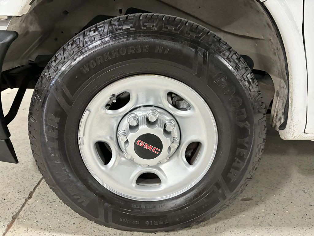 2017 GMC Savana Image 13