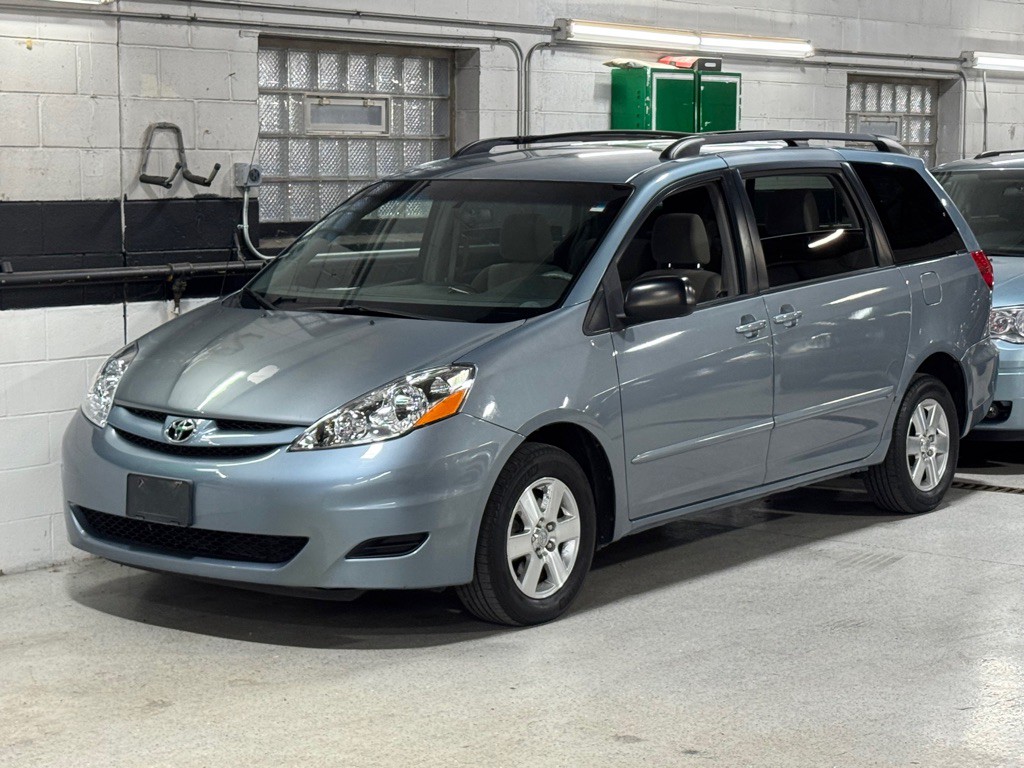2009 Toyota Sienna Image 2