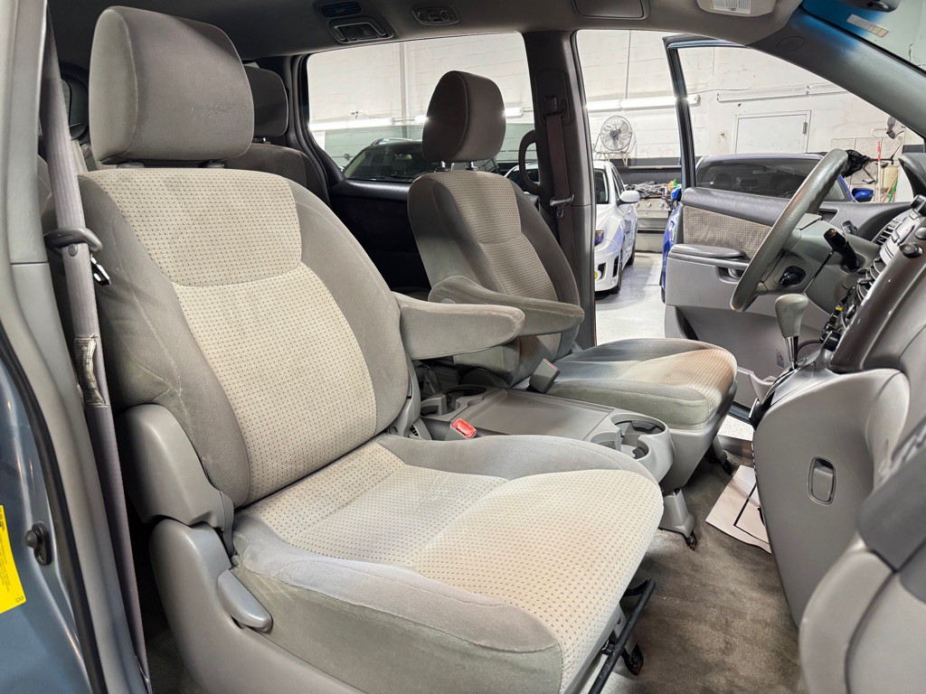 2009 Toyota Sienna Image 23