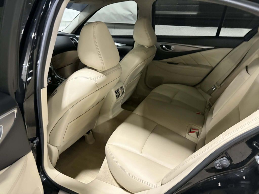 2015 INFINITI Q50 Image 17