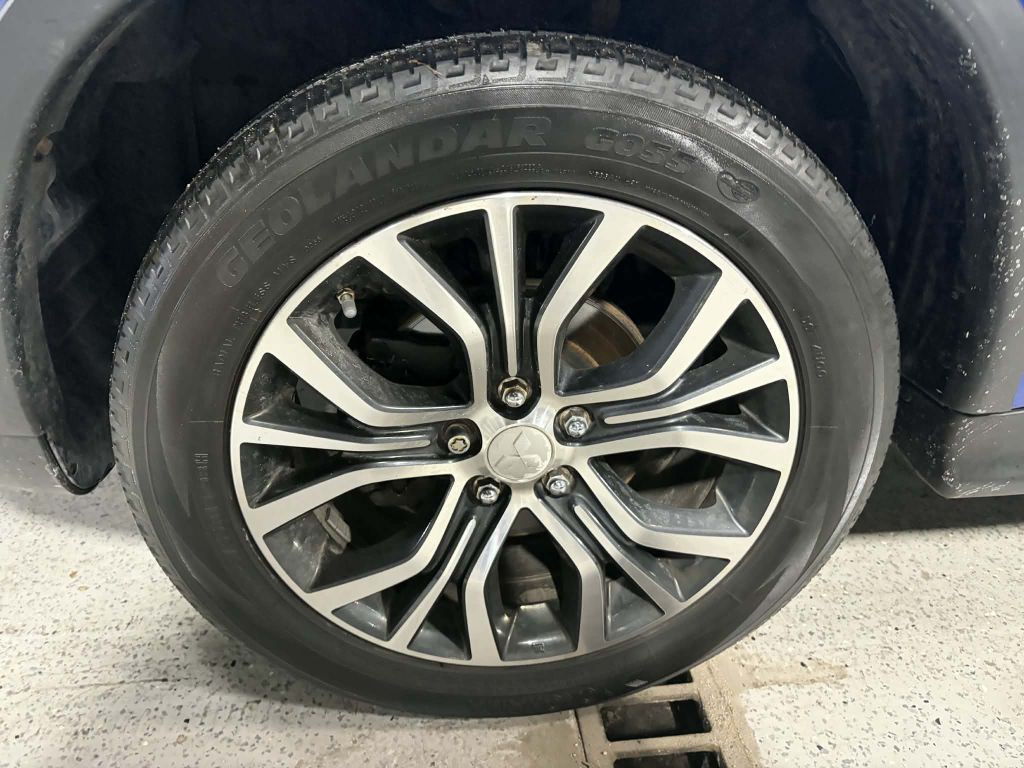 2016 Mitsubishi Outlander Image 11