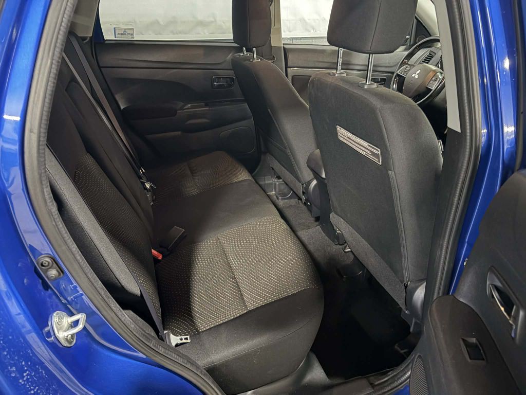 2016 Mitsubishi Outlander Image 16