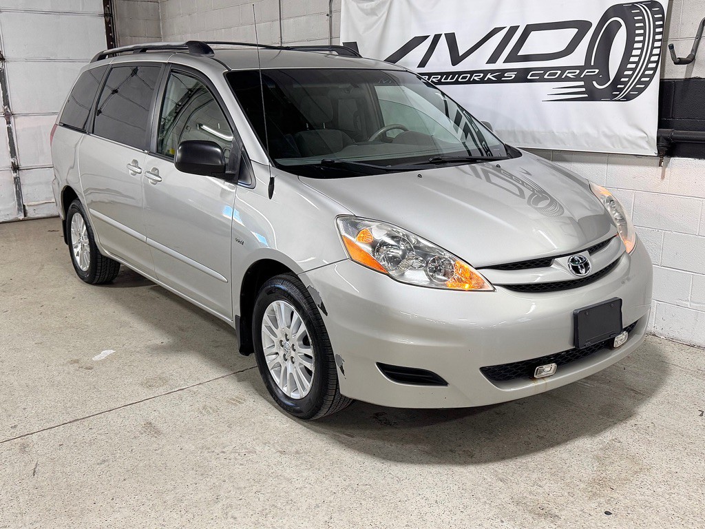 2008 Toyota Sienna Image 2