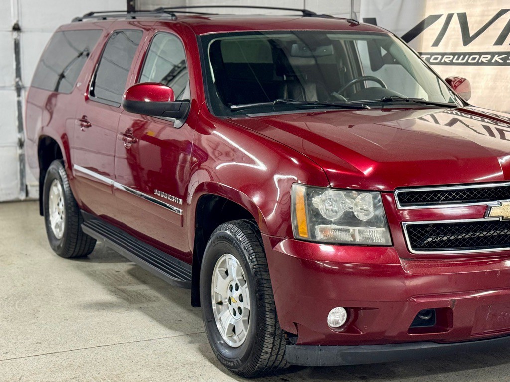 2011 Chevrolet Suburban Image 2
