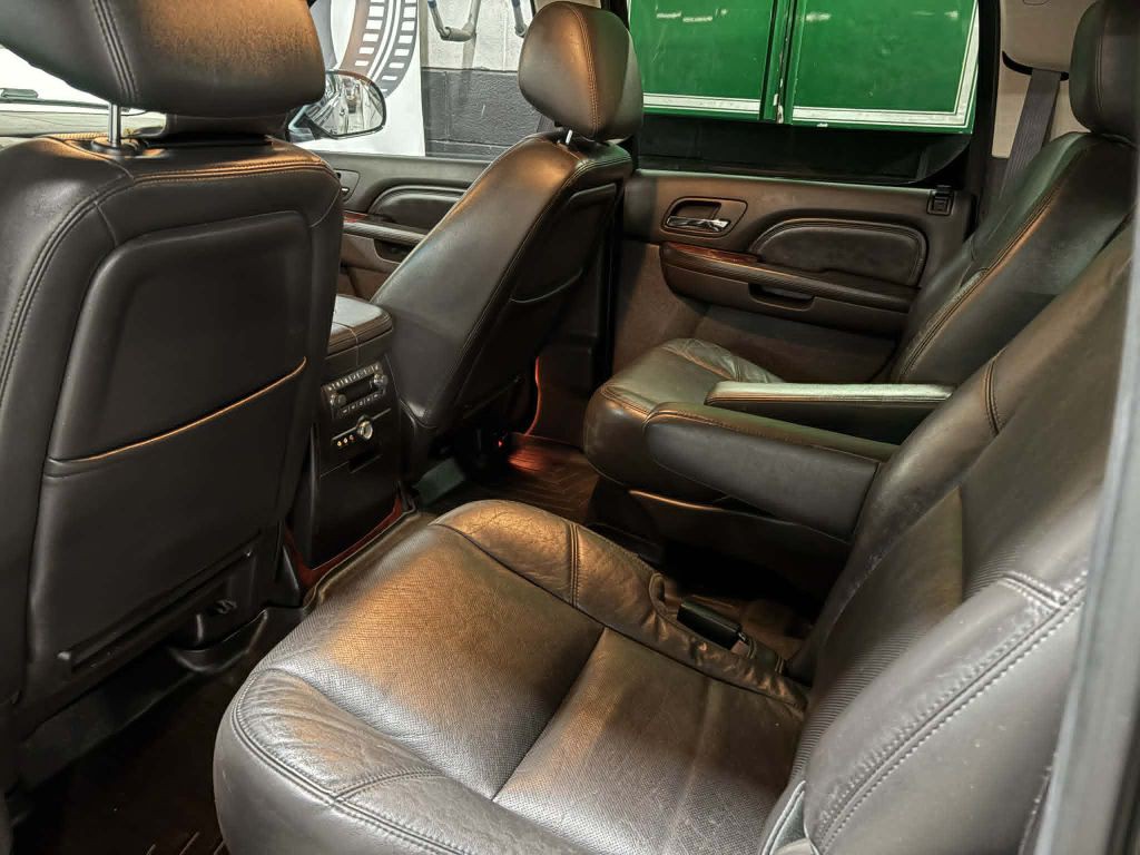 2012 Cadillac Escalade Image 16