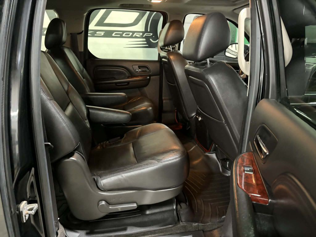 2012 Cadillac Escalade Image 17