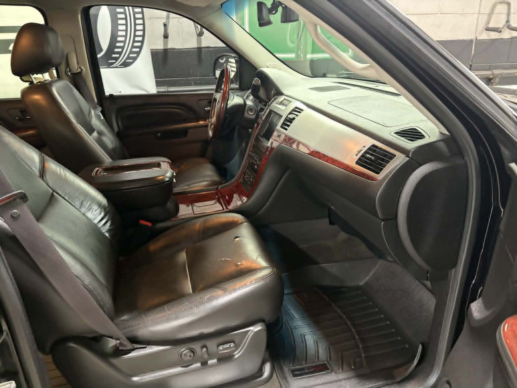 2012 Cadillac Escalade Image 18