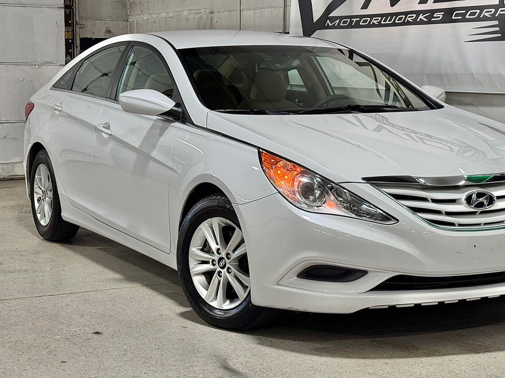 2013 Hyundai Sonata Image 2