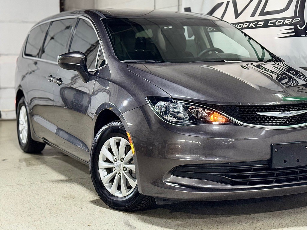 2017 Chrysler Pacifica Image 2