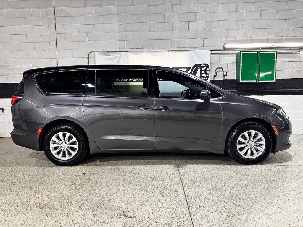 2017 Chrysler Pacifica Image 7