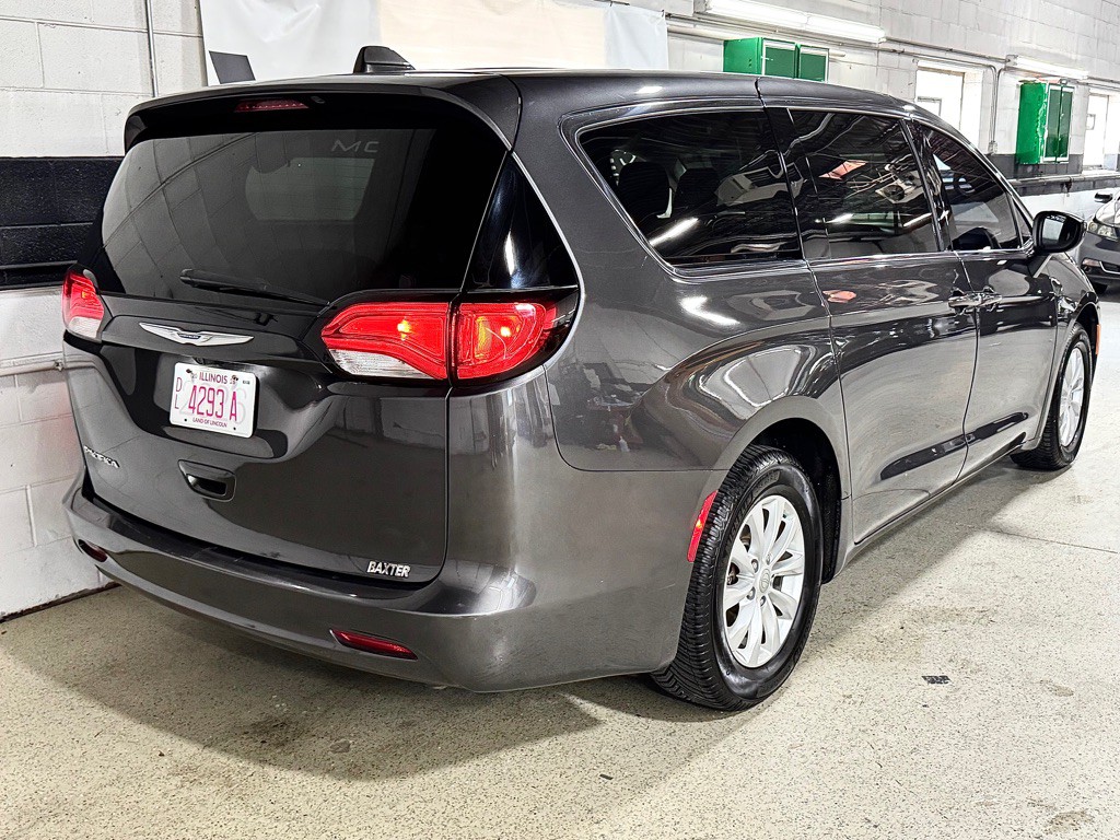 2017 Chrysler Pacifica Image 8