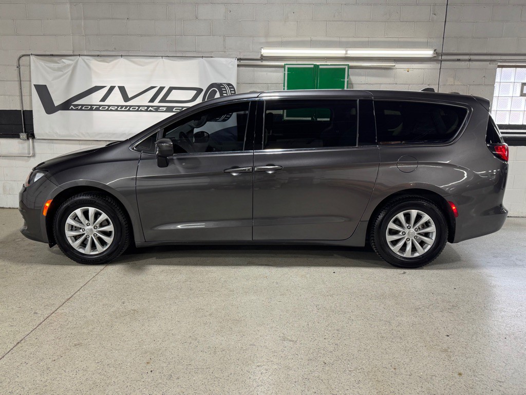 2017 Chrysler Pacifica Image 11