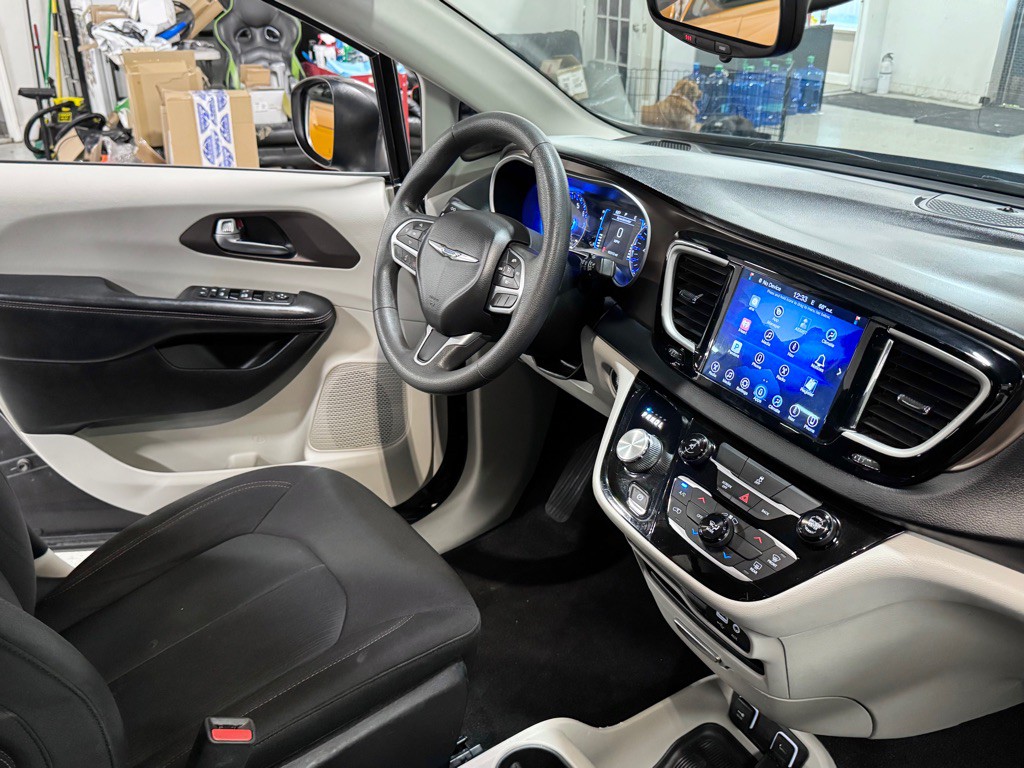 2017 Chrysler Pacifica Image 17