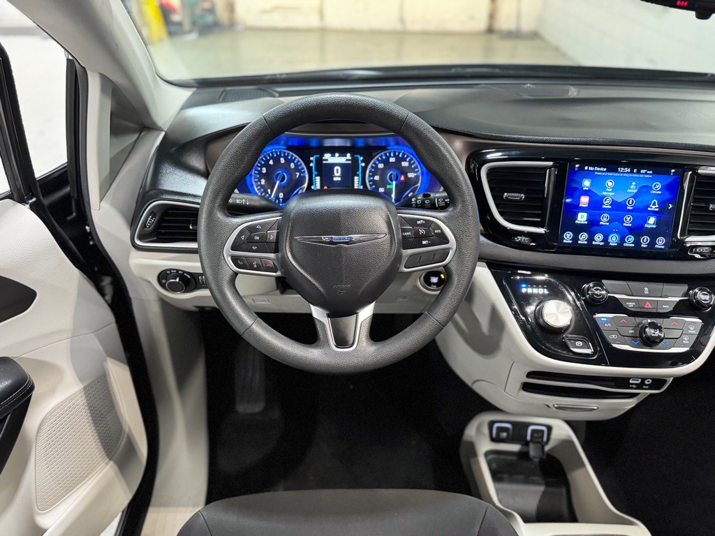 2017 Chrysler Pacifica Image 18