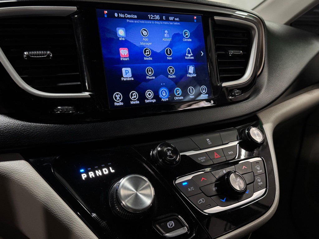 2017 Chrysler Pacifica Image 25