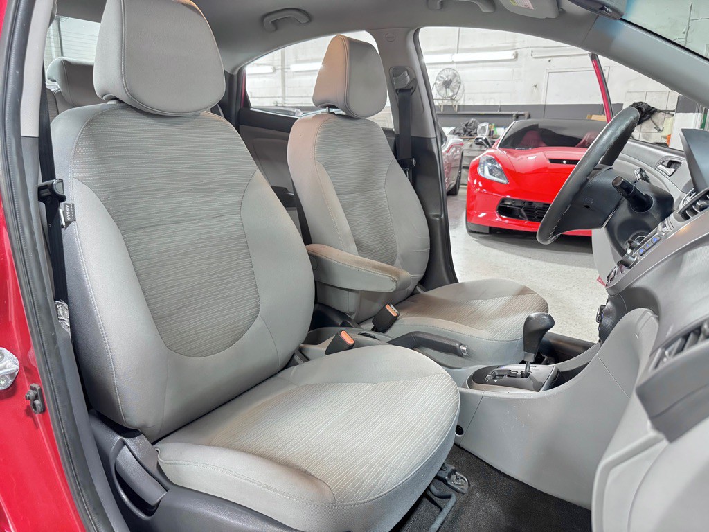 2015 Hyundai Accent Image 16