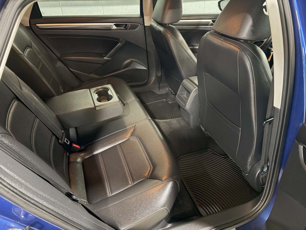 2017 Volkswagen Passat Image 16