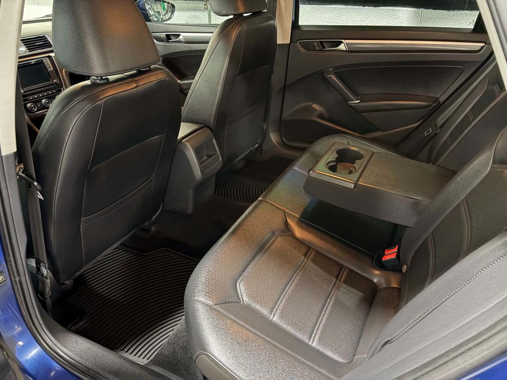 2017 Volkswagen Passat Image 17