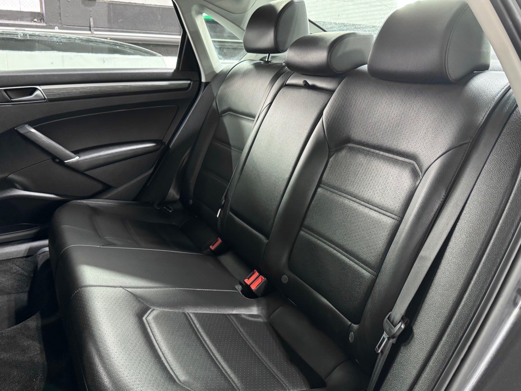 2018 Volkswagen Passat Image 25
