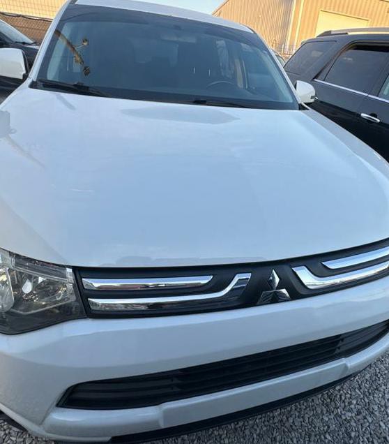 2014 Mitsubishi Outlander Image 2