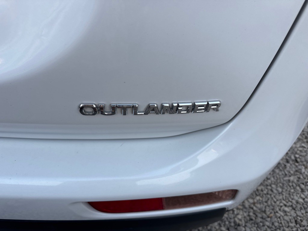 2014 Mitsubishi Outlander Image 6