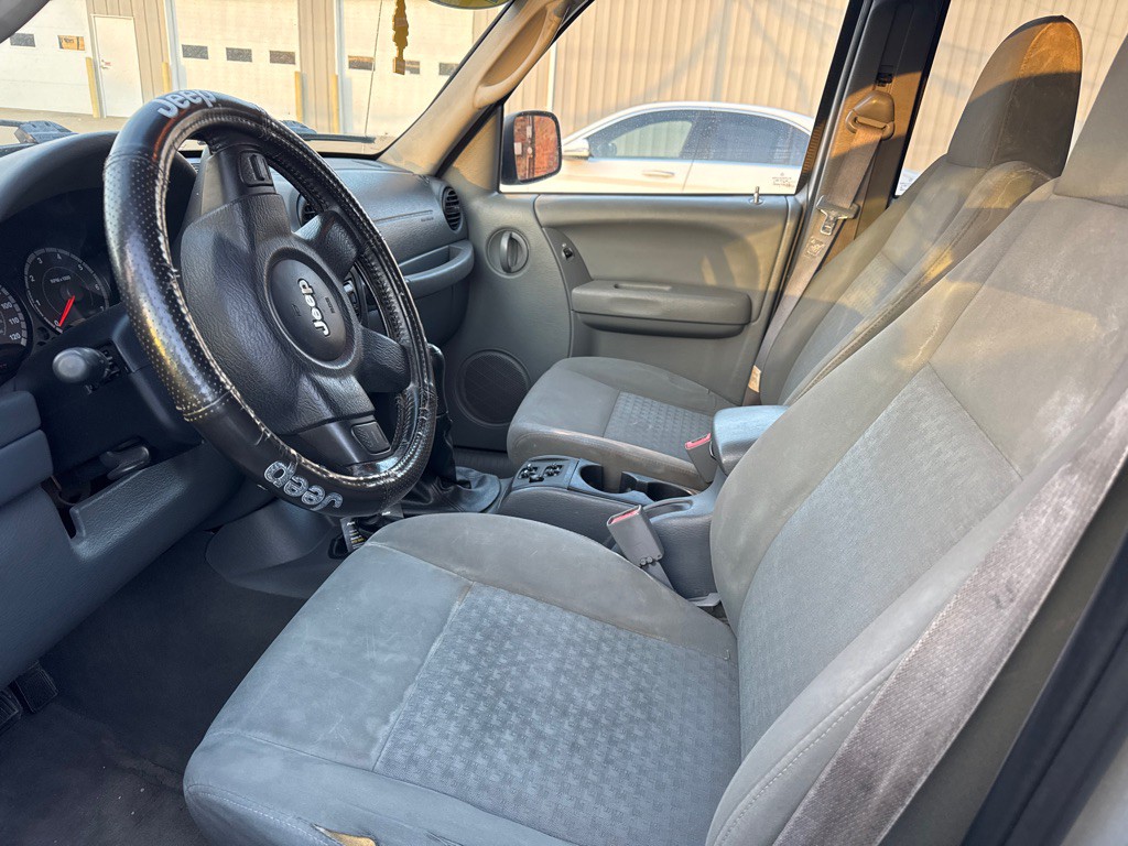 2005 Jeep Liberty Image 8