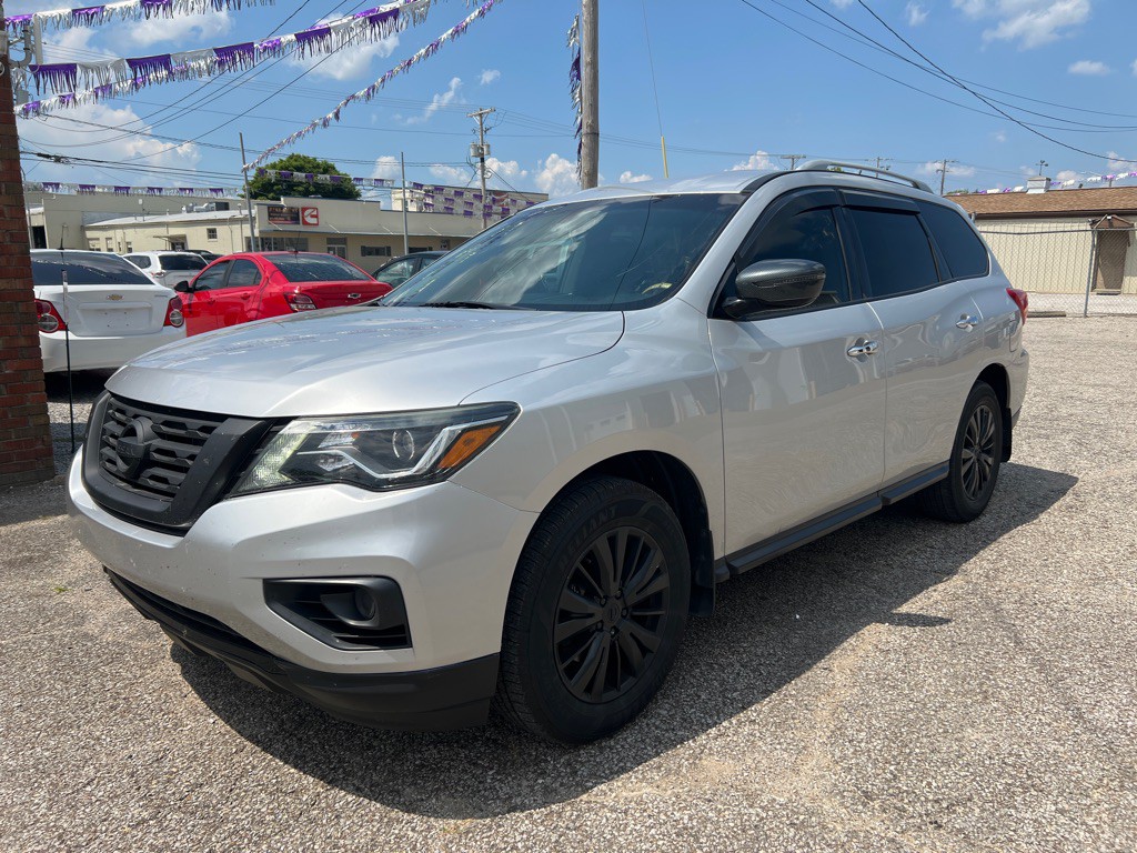 2017 Nissan Pathfinder Image 2