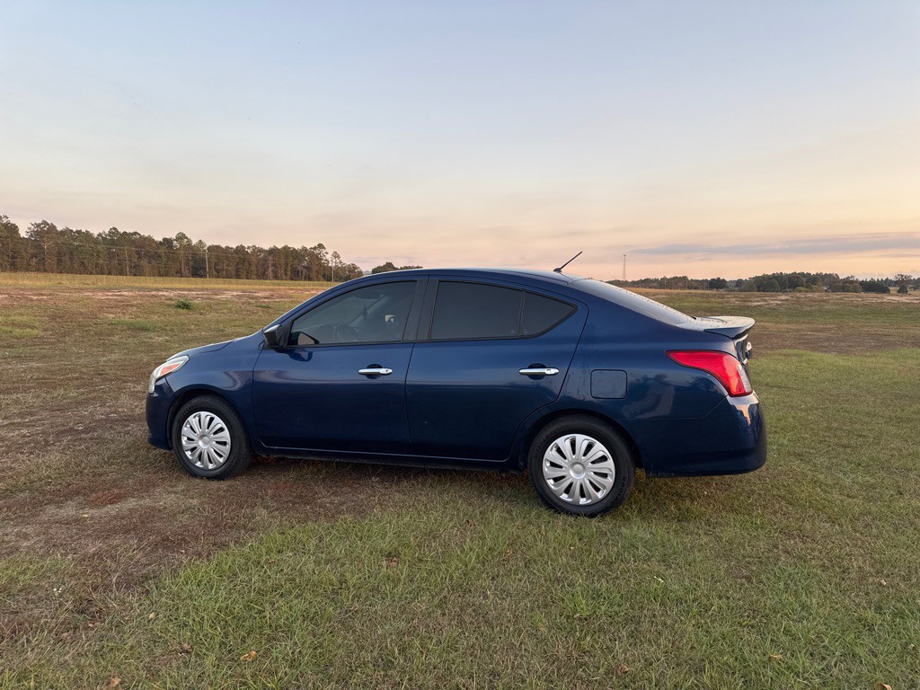2019 Nissan Versa Image 1
