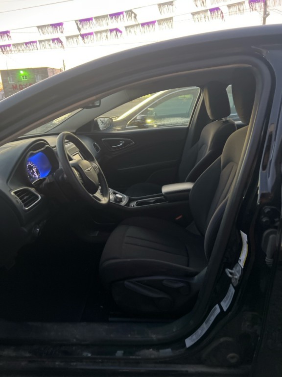 2015 Chrysler 200 Image 8