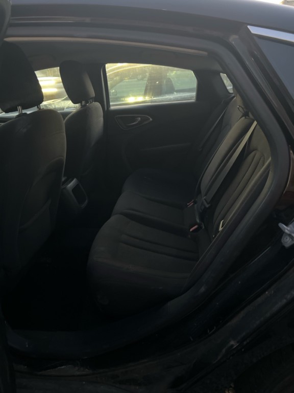 2015 Chrysler 200 Image 9