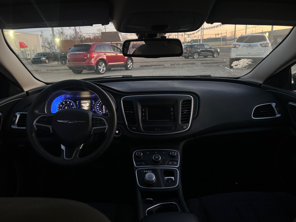 2015 Chrysler 200 Image 10