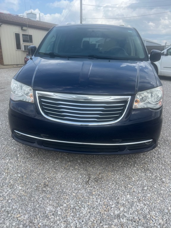 2015 Chrysler Town & Country Image 2