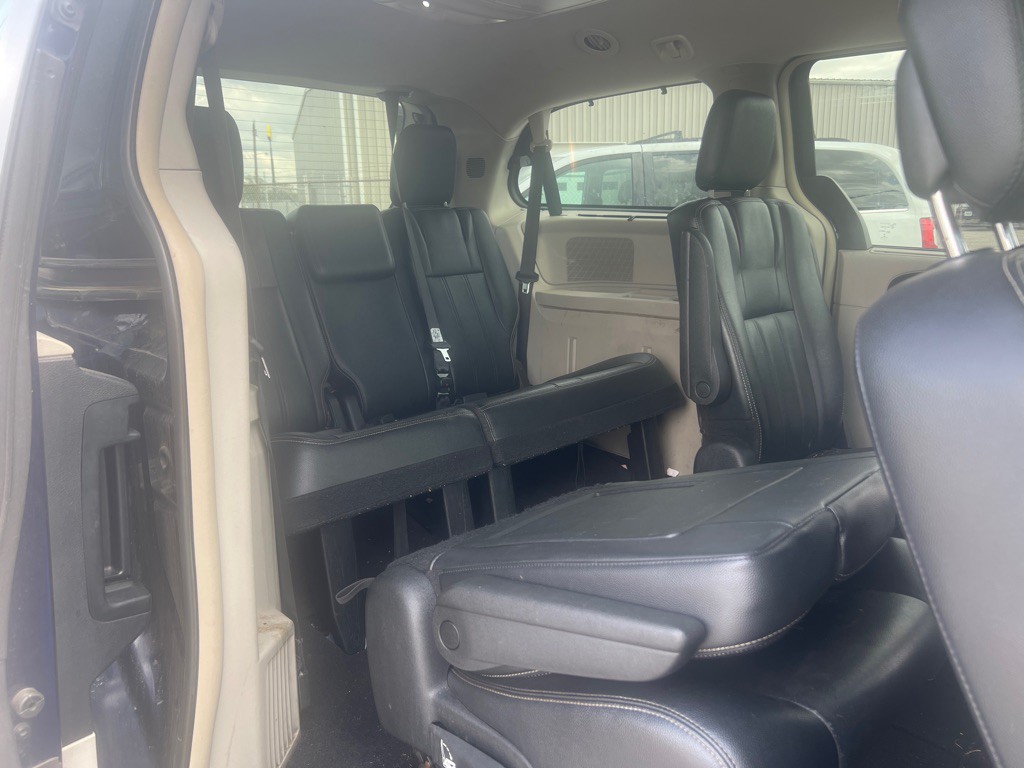 2015 Chrysler Town & Country Image 7