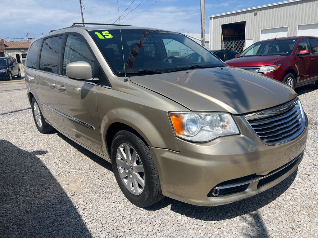 2015 Chrysler Town & Country Image 3