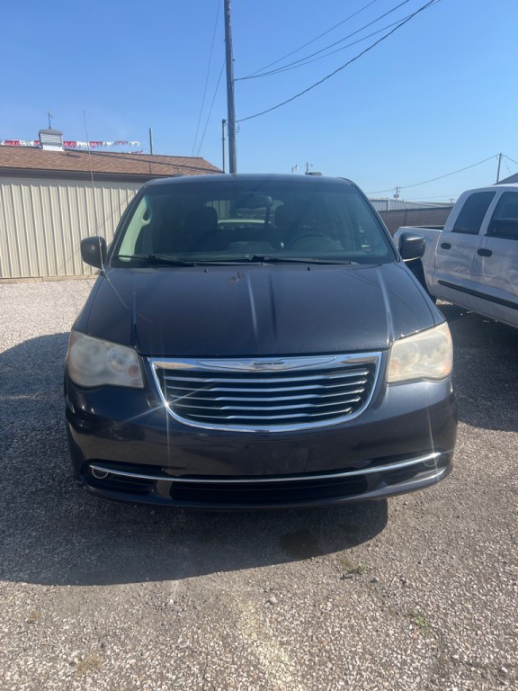 2014 Chrysler Town & Country Image 2