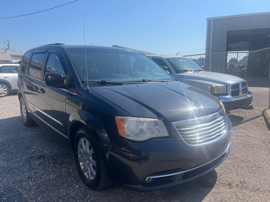 2014 Chrysler Town & Country Image 3