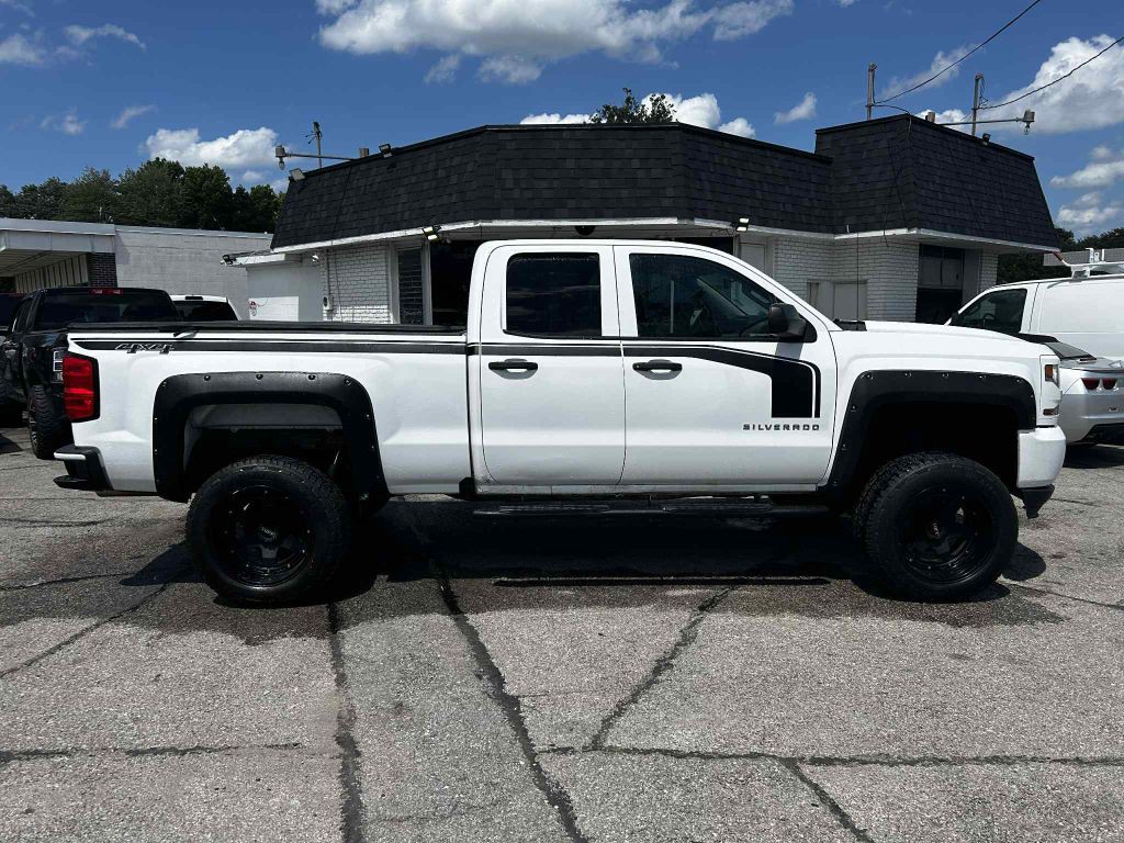 2017 Chevrolet Silverado 1500 Image 2
