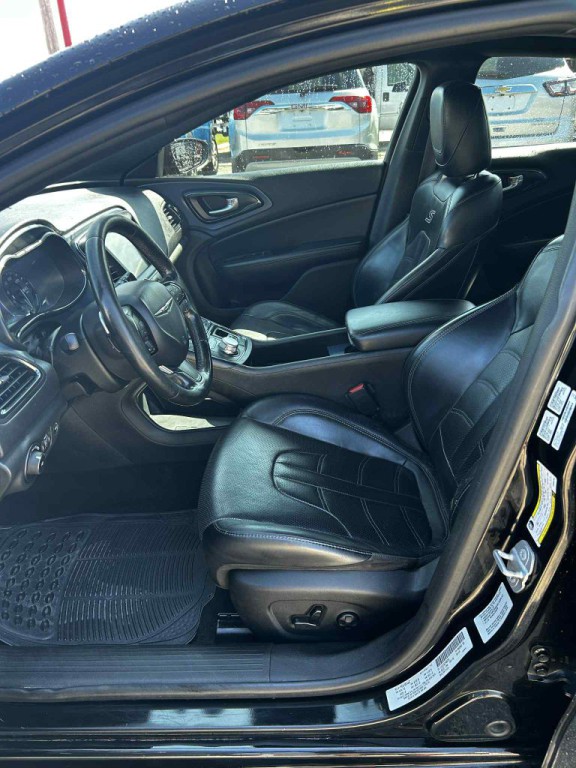 2015 Chrysler 200 Image 3
