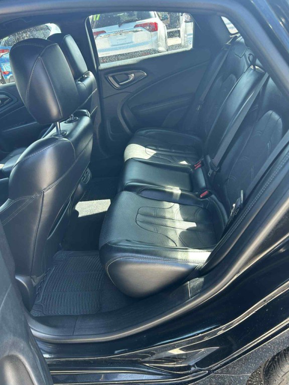 2015 Chrysler 200 Image 4