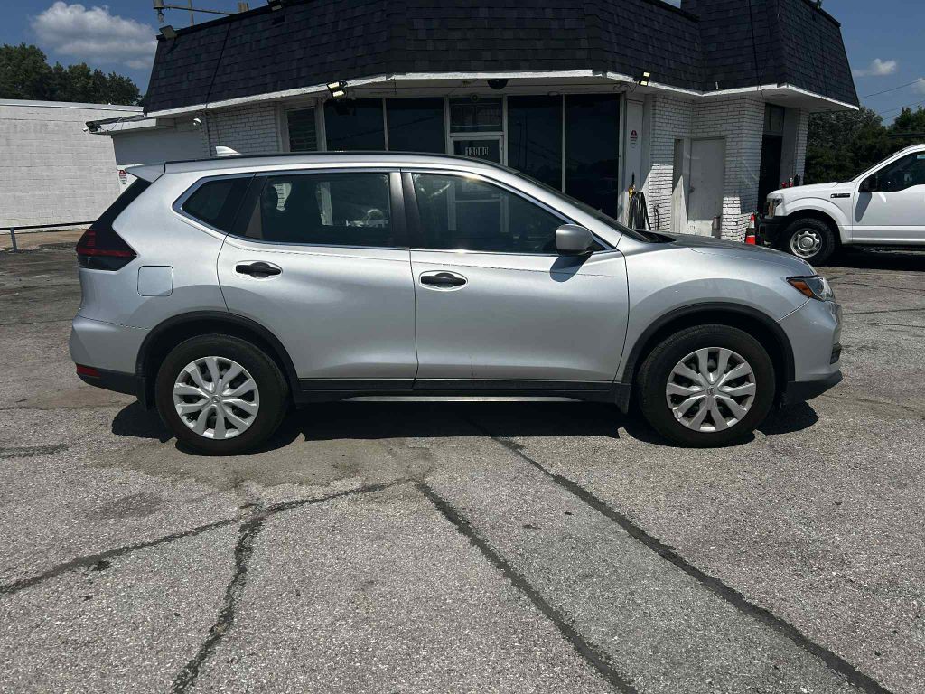 2018 Nissan Rogue Image 2