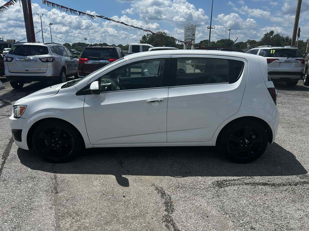 2016 Chevrolet Sonic Image 2
