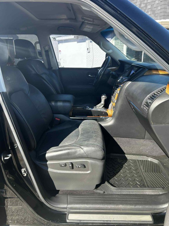 2012 INFINITI QX56 Image 5