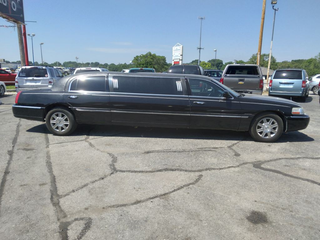 2007 Lincoln Town Car Image 2