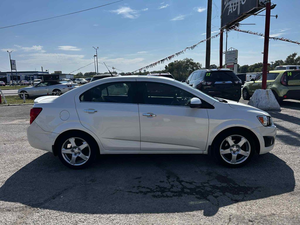 2013 Chevrolet Sonic Image 2