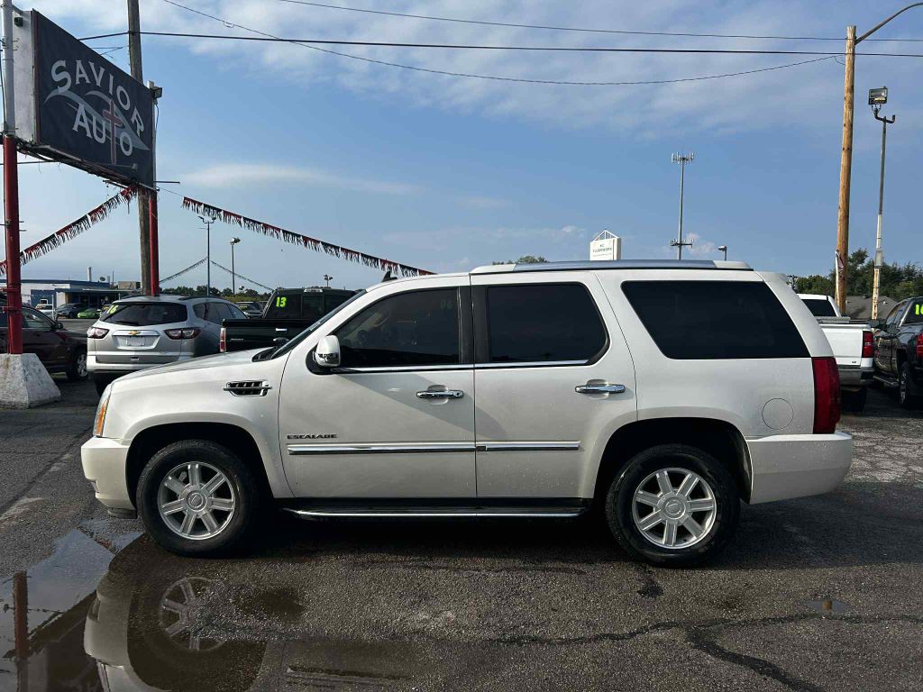 2010 Cadillac Escalade Image 1