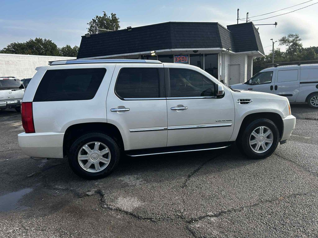 2010 Cadillac Escalade Image 2