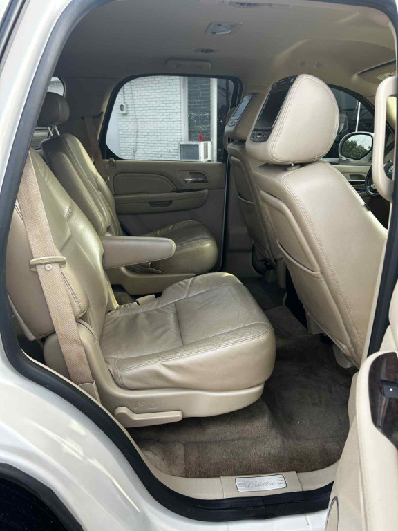 2010 Cadillac Escalade Image 5
