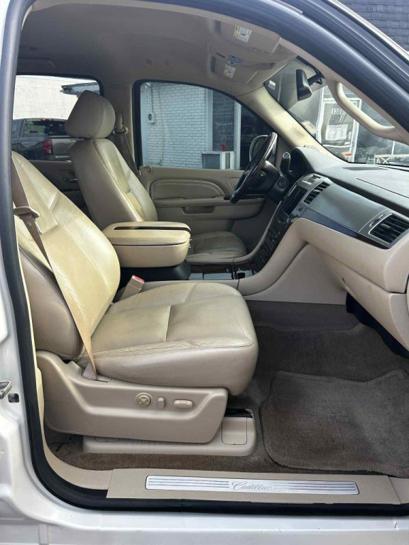 2010 Cadillac Escalade Image 6