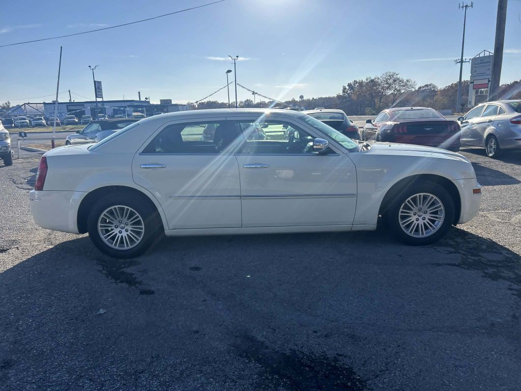 2010 Chrysler 300 Image 2